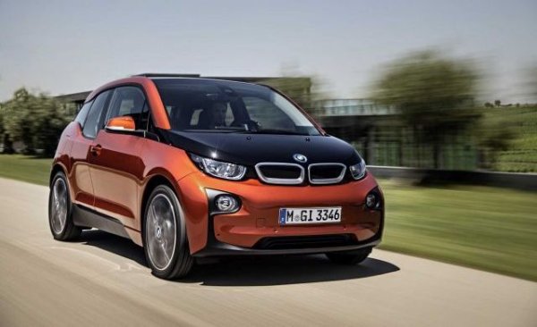 Първият електромобил на BMW бе изпреварил времето си - дотолкова, че се оказа пазарен провал. Но днес, след като производството му спря, е все по-търсен, и през 2024 бе най-купуваният електрически автомобил в България. 
i3 разполага с няколко различни версии, като най-препоръчителната е &ldquo;S&rdquo;. Тук батерията е с капацитет 42 кВтч, достатъчна за 280 км пробег, а ускорението от 0 до 100 км/ч става за 7 секунди. На вторичния пазар читаво i3 може да се намери за около 35 000 лева. Имайте едно наум за външите панели от въглероден композит - при евентуален удар подмяната им е скъпичка. 
